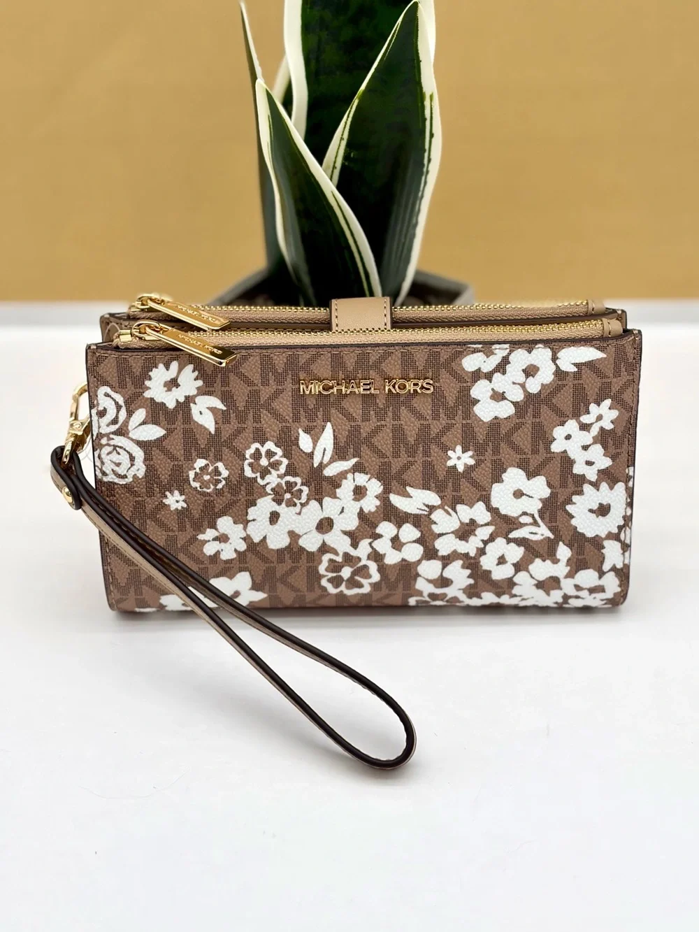 MICHAEL KORS Jet Set Travel Large Printed Signature Logo Wristlet Wallet Camel